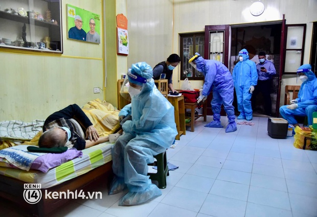 Hà Nội: Tổ y tế phường đến tiêm vaccine phòng Covid-19 tận nhà cho người cao tuổi và nguy cơ cao - Ảnh 3.