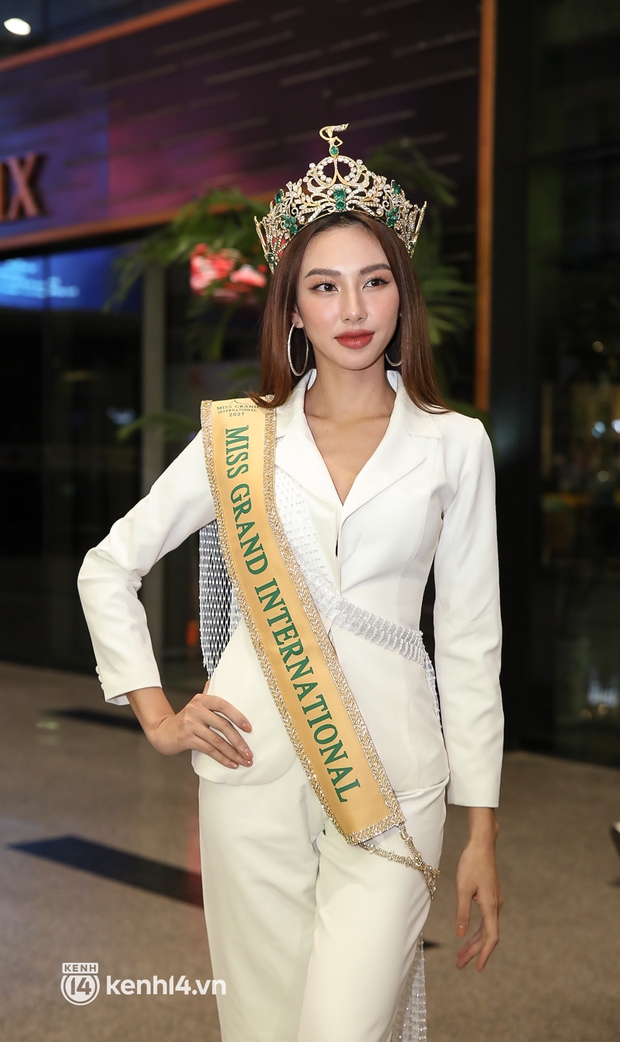 Thuỳ Tiên đội vương miện 12 tỷ đồng cực quyền lực, về đến TP.HCM sau 1 tháng đăng quang Hoa hậu - Ảnh 4. Thuỳ Tiên đội vương miện 12 tỷ đồng cực quyền lực, về đến TP.HCM sau 1 tháng đăng quang Hoa hậu - Ảnh 4.