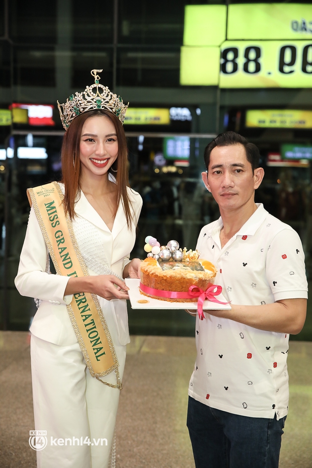 Thuỳ Tiên đội vương miện 12 tỷ đồng cực quyền lực, về đến TP.HCM sau 1 tháng đăng quang Hoa hậu - Ảnh 9. Thuỳ Tiên đội vương miện 12 tỷ đồng cực quyền lực, về đến TP.HCM sau 1 tháng đăng quang Hoa hậu - Ảnh 9.
