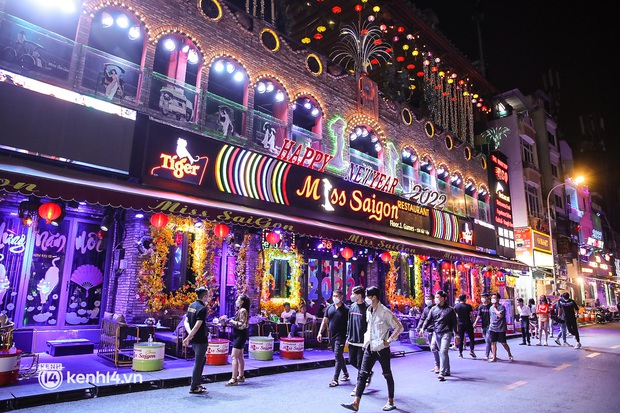 Quán bar TP.HCM ngày đầu hoạt động trở lại: Giới trẻ náo nức lên đồ xuống phố, nhiều nơi dù vẫy khách nhiệt tình vẫn vắng hoe - Ảnh 1. Quán bar TP.HCM ngày đầu hoạt động trở lại: Giới trẻ náo nức lên đồ xuống phố, nhiều nơi dù vẫy khách nhiệt tình vẫn vắng hoe - Ảnh 1.