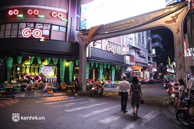 Quán bar TP.HCM ngày đầu hoạt động trở lại: Giới trẻ náo nức lên đồ xuống phố, nhiều nơi dù vẫy khách nhiệt tình vẫn vắng hoe - Ảnh 18. Quán bar TP.HCM ngày đầu hoạt động trở lại: Giới trẻ náo nức lên đồ xuống phố, nhiều nơi dù vẫy khách nhiệt tình vẫn vắng hoe - Ảnh 18.