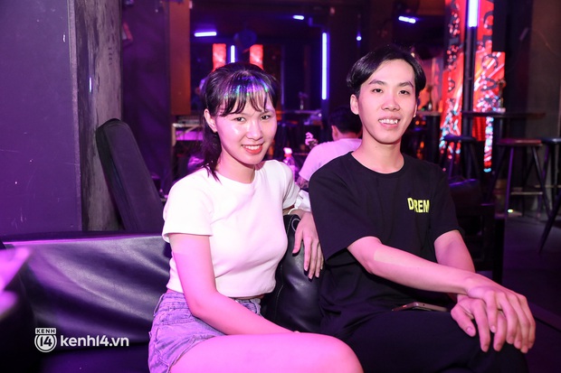 Quán bar TP.HCM ngày đầu hoạt động trở lại: Giới trẻ náo nức lên đồ xuống phố, nhiều nơi dù vẫy khách nhiệt tình vẫn vắng hoe - Ảnh 7. Quán bar TP.HCM ngày đầu hoạt động trở lại: Giới trẻ náo nức lên đồ xuống phố, nhiều nơi dù vẫy khách nhiệt tình vẫn vắng hoe - Ảnh 7.