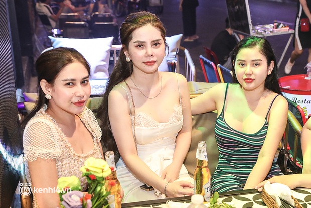 Quán bar TP.HCM ngày đầu hoạt động trở lại: Giới trẻ náo nức lên đồ xuống phố, nhiều nơi dù vẫy khách nhiệt tình vẫn vắng hoe - Ảnh 8. Quán bar TP.HCM ngày đầu hoạt động trở lại: Giới trẻ náo nức lên đồ xuống phố, nhiều nơi dù vẫy khách nhiệt tình vẫn vắng hoe - Ảnh 8.