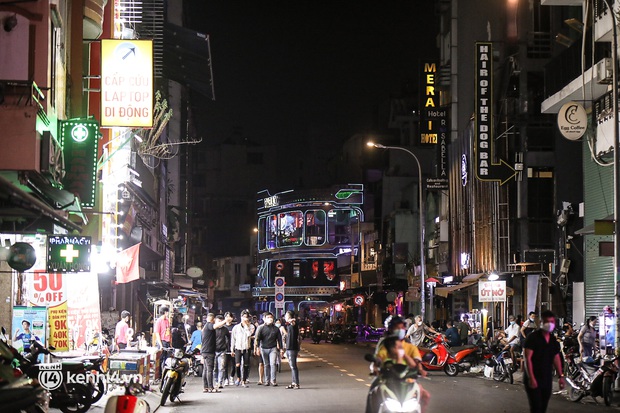 Quán bar TP.HCM ngày đầu hoạt động trở lại: Giới trẻ náo nức lên đồ xuống phố, nhiều nơi dù vẫy khách nhiệt tình vẫn vắng hoe - Ảnh 3. Quán bar TP.HCM ngày đầu hoạt động trở lại: Giới trẻ náo nức lên đồ xuống phố, nhiều nơi dù vẫy khách nhiệt tình vẫn vắng hoe - Ảnh 3.