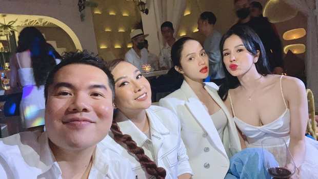 Diệp Lâm Anh sau khi ly thân ông xã thiếu gia: Vui vẻ tụ tập cùng hội bạn nổi tiếng, đọ sắc cực gắt bên Hương Giang - Ảnh 2. Diệp Lâm Anh sau khi ly thân ông xã thiếu gia: Vui vẻ tụ tập cùng hội bạn nổi tiếng, đọ sắc cực gắt bên Hương Giang - Ảnh 2.
