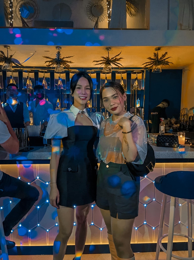 Diệp Lâm Anh sau khi ly thân ông xã thiếu gia: Vui vẻ tụ tập cùng hội bạn nổi tiếng, đọ sắc cực gắt bên Hương Giang - Ảnh 4. Diệp Lâm Anh sau khi ly thân ông xã thiếu gia: Vui vẻ tụ tập cùng hội bạn nổi tiếng, đọ sắc cực gắt bên Hương Giang - Ảnh 4.