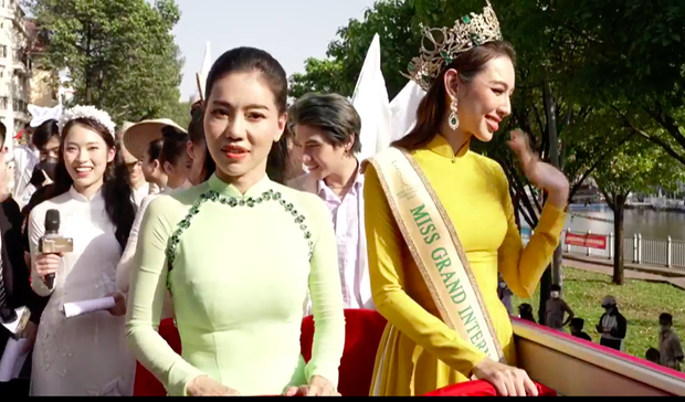 Buổi diễu hành đón Thuỳ Tiên tại TP.HCM: Fan chạy theo kín cả đường phố, Tân Miss Grand có hành động đẹp ngay tại phố đi bộ - Ảnh 24.