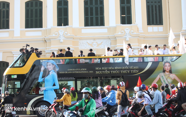 Buổi diễu hành đón Thuỳ Tiên tại TP.HCM: Fan chạy theo kín cả đường phố, Tân Miss Grand có hành động đẹp ngay tại phố đi bộ - Ảnh 9.