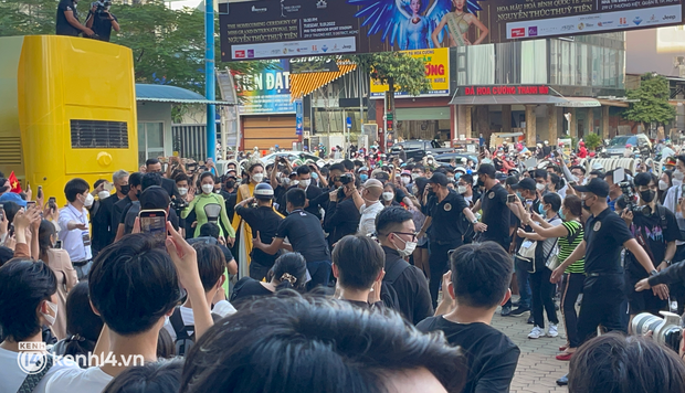 Buổi diễu hành đón Thuỳ Tiên tại TP.HCM: Fan chạy theo kín cả đường phố, Tân Miss Grand có hành động đẹp ngay tại phố đi bộ - Ảnh 2.
