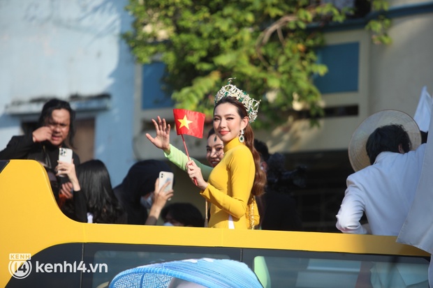 Trực tiếp buổi diễu hành đón Thuỳ Tiên tại TP.HCM: Fan chạy theo kín cả đường phố, Tân Miss Grand có hành động đẹp ngay tạp phố đi bộ - Ảnh 14.
