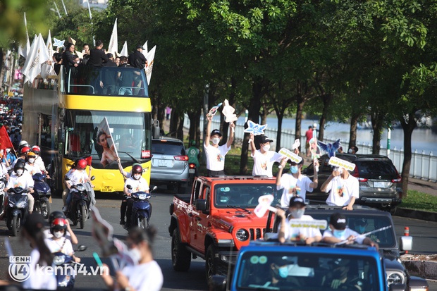 Buổi diễu hành đón Thuỳ Tiên tại TP.HCM: Fan chạy theo kín cả đường phố, Tân Miss Grand có hành động đẹp ngay tại phố đi bộ - Ảnh 20.