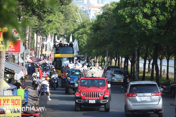 Buổi diễu hành đón Thuỳ Tiên tại TP.HCM: Fan chạy theo kín cả đường phố, Tân Miss Grand có hành động đẹp ngay tại phố đi bộ - Ảnh 23.