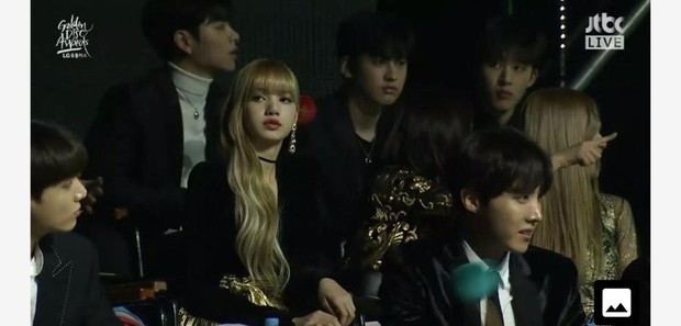 Lisa (Blackpink) Đi Ngang Qua Jungkook, 1 Thành Viên Bts Có Hành Động Lạ:  Fan Thắc Mắc 