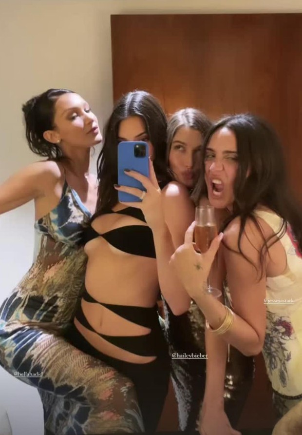 Tranh cãi nảy lửa: Kendall Jenner lên đồ cắt xẻ tá lả phô ngực trần dự đám cưới bạn thân, cướp spotlight cô dâu vì mặc như không mặc - Ảnh 5. Tranh cãi nảy lửa: Kendall Jenner lên đồ cắt xẻ tá lả phô ngực trần dự đám cưới bạn thân, cướp spotlight cô dâu vì mặc như không mặc - Ảnh 5.