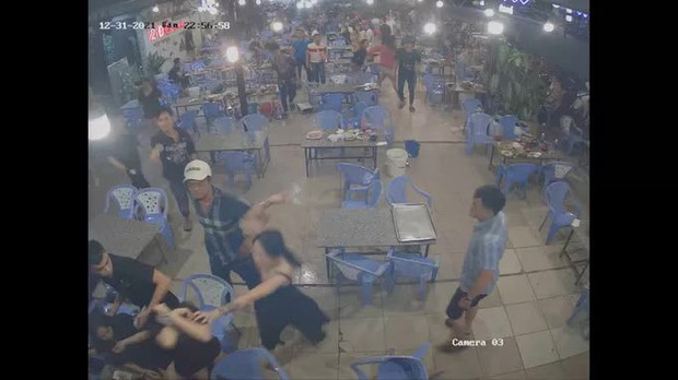 NÓNG: Chưa có quyết định tạm giữ nhóm người đánh dã man 4 cô gái ở TP Thủ Đức - Ảnh 3. NÓNG: Chưa có quyết định tạm giữ nhóm người đánh dã man 4 cô gái ở TP Thủ Đức - Ảnh 3.