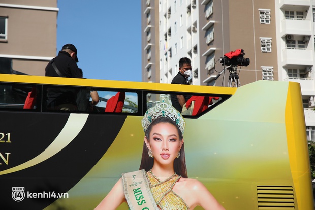 Buổi diễu hành đón Thuỳ Tiên tại TP.HCM: Fan chạy theo kín cả đường phố, Tân Miss Grand có hành động đẹp ngay tại phố đi bộ - Ảnh 40.