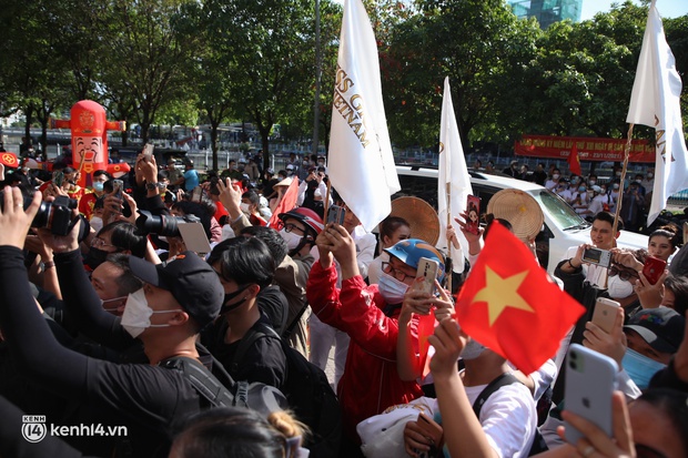 Buổi diễu hành đón Thuỳ Tiên tại TP.HCM: Fan chạy theo kín cả đường phố, Tân Miss Grand có hành động đẹp ngay tại phố đi bộ - Ảnh 25.