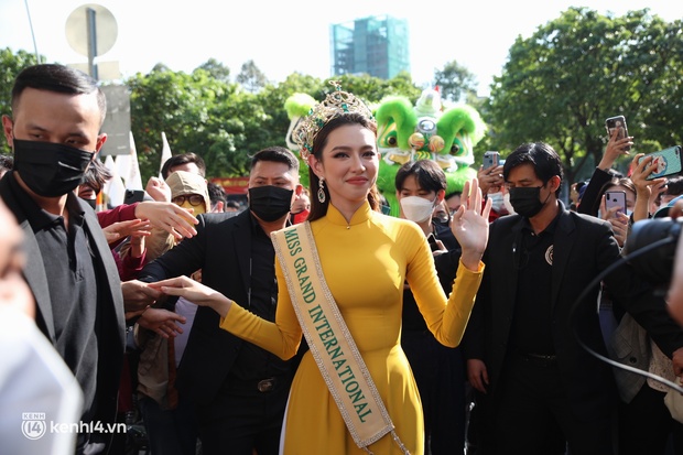 Buổi diễu hành đón Thuỳ Tiên tại TP.HCM: Fan chạy theo kín cả đường phố, Tân Miss Grand có hành động đẹp ngay tại phố đi bộ - Ảnh 28.