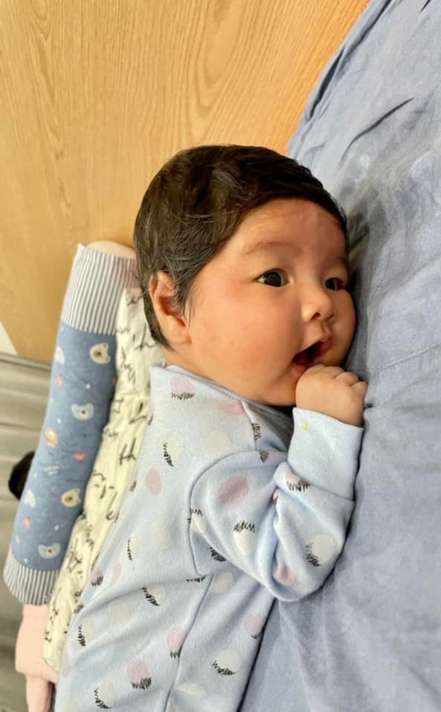 Lê Bê La lần đầu hé lộ cận dung mạo nhóc tỳ thứ 2, có 1 đặc điểm khiến dàn sao dậy sóng - Ảnh 2. Lê Bê La lần đầu hé lộ cận dung mạo nhóc tỳ thứ 2, có 1 đặc điểm khiến dàn sao dậy sóng - Ảnh 2.