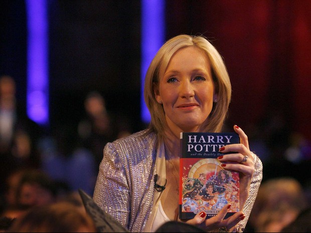 Một tay xây nên đế chế Harry Potter, giờ J.K. Rowling bị cả ekip ghẻ lạnh: Bị cast lẫn fan cạch mặt, lạnh lùng nhất là thái độ Emma Watson! - Ảnh 1. Một tay xây nên đế chế Harry Potter, giờ J.K. Rowling bị cả ekip ghẻ lạnh: Bị cast lẫn fan cạch mặt, lạnh lùng nhất là thái độ Emma Watson! - Ảnh 1.
