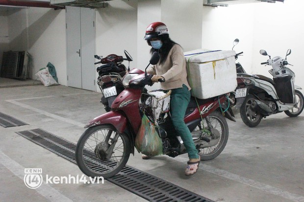 Những y bác sĩ Hà Nội bị nợ lương 8 tháng phải đi bán rau, vay nợ ngân hàng: Chúng tôi cảm thấy bị bỏ rơi ngay tại ngôi nhà của mình! - Ảnh 6. Những y bác sĩ Hà Nội bị nợ lương 8 tháng phải đi bán rau, vay nợ ngân hàng: Chúng tôi cảm thấy bị bỏ rơi ngay tại ngôi nhà của mình! - Ảnh 6.