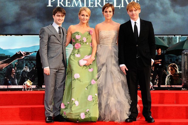 Một tay xây nên đế chế Harry Potter, giờ J.K. Rowling bị cả ekip ghẻ lạnh: Bị cast lẫn fan cạch mặt, lạnh lùng nhất là thái độ Emma Watson! - Ảnh 2. Một tay xây nên đế chế Harry Potter, giờ J.K. Rowling bị cả ekip ghẻ lạnh: Bị cast lẫn fan cạch mặt, lạnh lùng nhất là thái độ Emma Watson! - Ảnh 2.