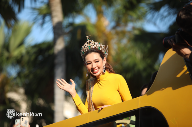 Thùy Tiên ẵm luôn điểm 10 tại buổi diễu hành vì hành động với xe cứu thương, chuyện gì mà cuống cuồng đến thế? - Ảnh 6. Thùy Tiên ẵm luôn điểm 10 tại buổi diễu hành vì hành động với xe cứu thương, chuyện gì mà cuống cuồng đến thế? - Ảnh 6.