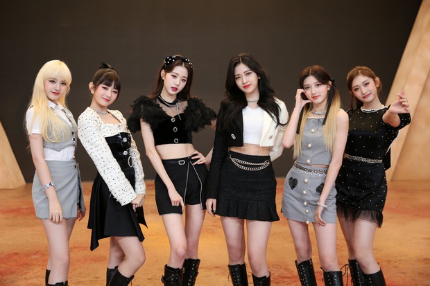 Khác hẳn TWICE hay BLACKPINK, cách xếp đội hình của IVE cực ngang ngược: Thành viên cao nhất được ưu ái đến nhức mắt? - Ảnh 1. Khác hẳn TWICE hay BLACKPINK, cách xếp đội hình của IVE cực ngang ngược: Thành viên cao nhất được ưu ái đến nhức mắt? - Ảnh 1.