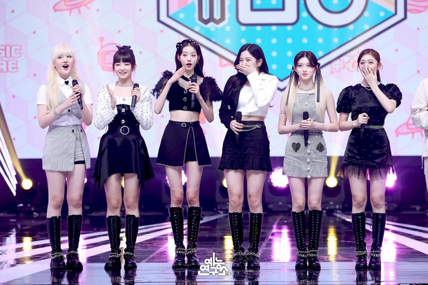 Khác hẳn TWICE hay BLACKPINK, cách xếp đội hình của IVE cực ngang ngược: Thành viên cao nhất được ưu ái đến nhức mắt? - Ảnh 11. Khác hẳn TWICE hay BLACKPINK, cách xếp đội hình của IVE cực ngang ngược: Thành viên cao nhất được ưu ái đến nhức mắt? - Ảnh 11.