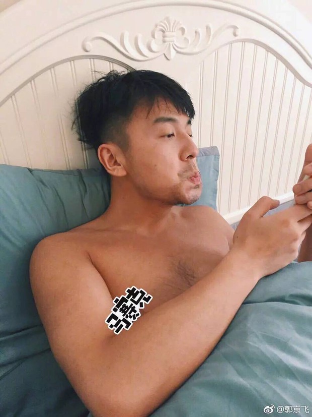 Xuất hiện sao nam mồm miệng vô duyên nhất showbiz: Chê bạn diễn già như mẹ, truy ra danh tính nạn nhân mới sốc! - Ảnh 2. Xuất hiện sao nam mồm miệng vô duyên nhất showbiz: Chê bạn diễn già như mẹ, truy ra danh tính nạn nhân mới sốc! - Ảnh 2.