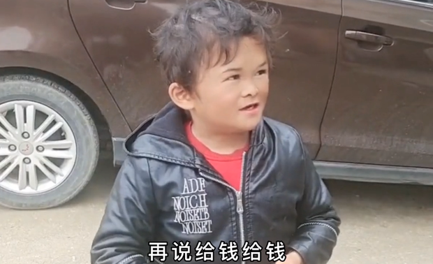 Cậu bé trở thành cỗ máy kiếm tiền nhờ giống hệt Jack Ma 6 năm trước: 14 tuổi vẫn không biết chữ, hình ảnh hiện tại quá xót xa - Ảnh 6. Cậu bé trở thành cỗ máy kiếm tiền nhờ giống hệt Jack Ma 6 năm trước: 14 tuổi vẫn không biết chữ, hình ảnh hiện tại quá xót xa - Ảnh 6.