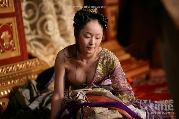 Muôn kiểu hở bạo trên màn ảnh Hàn - Trung - Việt: Tốt khoe, xấu lại càng khoe! - Ảnh 2. Muôn kiểu hở bạo trên màn ảnh Hàn - Trung - Việt: Tốt khoe, xấu lại càng khoe! - Ảnh 2.
