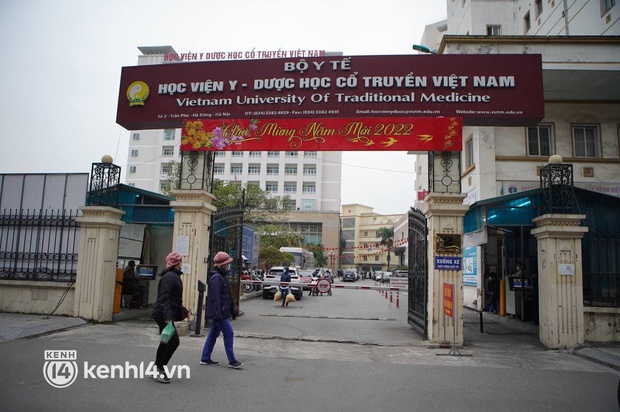 Hà Nội: Ngày thứ 2, gần 50 y bác sĩ xuống đường cầu cứu vì bị “khất” lương 8 tháng qua - Ảnh 4.