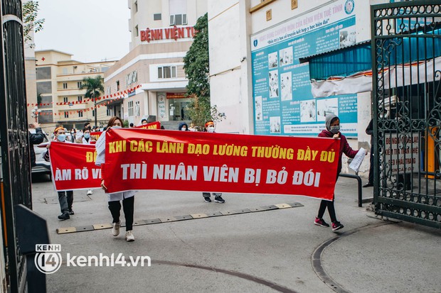 Ngày thứ 2, gần 50 y bác sĩ ở Hà Nội xuống đường cầu cứu vì bị khất lương 8 tháng: Chúng tôi đã đến đường cùng, không còn lựa chọn nào khác - Ảnh 2. Ngày thứ 2, gần 50 y bác sĩ ở Hà Nội xuống đường cầu cứu vì bị khất lương 8 tháng: Chúng tôi đã đến đường cùng, không còn lựa chọn nào khác - Ảnh 2.
