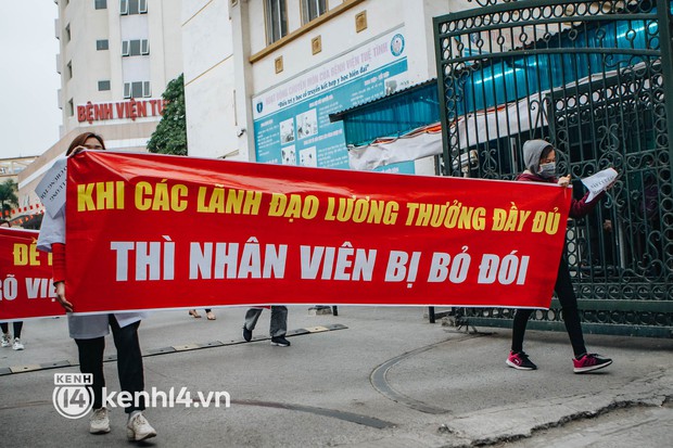Vụ hàng chục y bác sĩ ở Hà Nội xuống đường cầu cứu vì bị nợ lương 8 tháng: Bộ Y tế chỉ đạo khẩn - Ảnh 1.