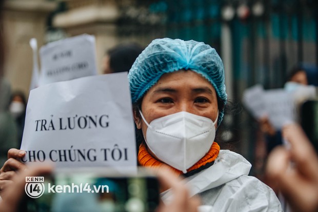 Ngày thứ 2, gần 50 y bác sĩ ở Hà Nội xuống đường cầu cứu vì bị khất lương 8 tháng: Chúng tôi đã đến đường cùng, không còn lựa chọn nào khác - Ảnh 6.