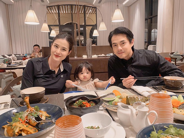Đông Nhi ăn mừng sinh nhật anh xã Ông Cao Thắng, 1 thế lực kẹp giữa bé xíu mà chiếm sóng - Ảnh 2. Đông Nhi ăn mừng sinh nhật anh xã Ông Cao Thắng, 1 thế lực kẹp giữa bé xíu mà chiếm sóng - Ảnh 2.