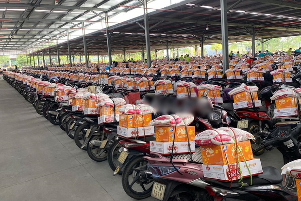 Thưởng Tết nhà người ta: Công ty buộc sẵn quà sau mỗi chiếc xe của công nhân, chỉ cần chu đáo thế thôi cũng đủ thấy ấm lòng - Ảnh 2. Thưởng Tết nhà người ta: Công ty buộc sẵn quà sau mỗi chiếc xe của công nhân, chỉ cần chu đáo thế thôi cũng đủ thấy ấm lòng - Ảnh 2.