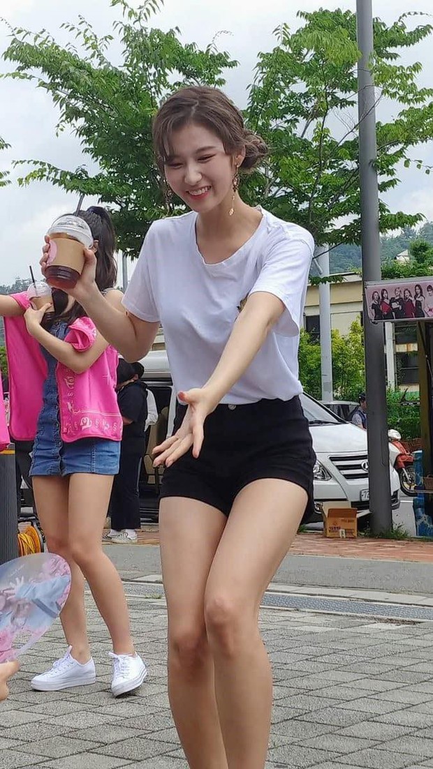 Team qua đường tóm gọn dàn nữ thần Kpop: Jisoo - Irene lên hàng thánh, body mlem của Jennie đọ không nổi Sulli đẹp huyền thoại - Ảnh 17. Team qua đường tóm gọn dàn nữ thần Kpop: Jisoo - Irene lên hàng thánh, body mlem của Jennie đọ không nổi Sulli đẹp huyền thoại - Ảnh 17.