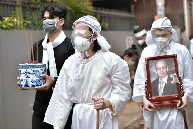 Dương Triệu Vũ đăng loạt ảnh trong đám tang bố, NS Hoài Linh ngã quỵ trước linh cữu - Ảnh 10.