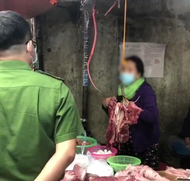 2 mẹ con tiểu thương trốn cách ly ra chợ bán thịt, được vận động quay về còn xúc phạm công an - Ảnh 1.