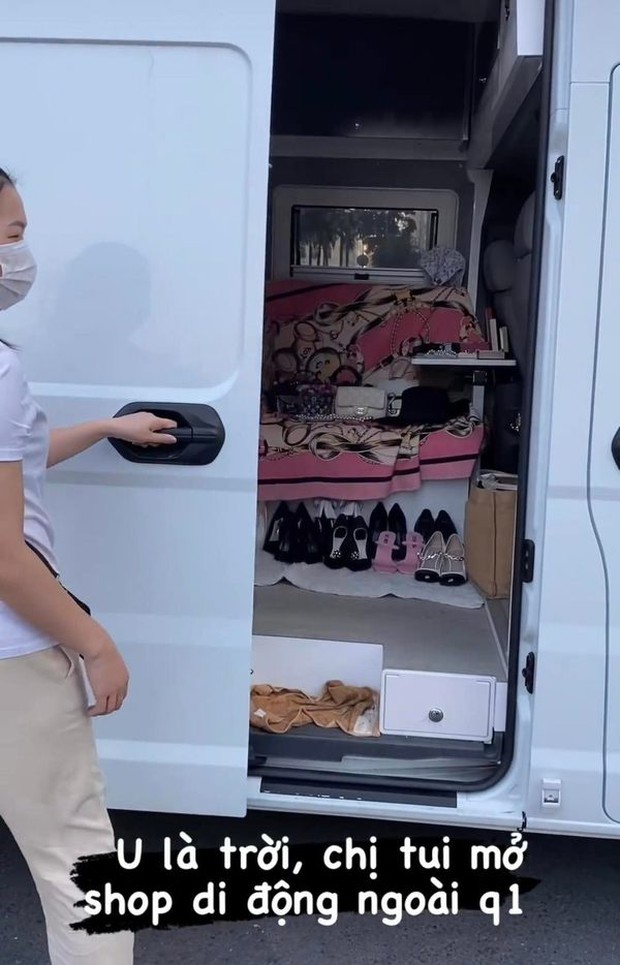 Sau drama đồ pha-ke, Ngọc Trinh nay chơi lớn: Phơi cả núi đồ hiệu lên xế hộp bạc tỷ, ngầm minh chứng điều gì đây? - Ảnh 2. Sau drama đồ pha-ke, Ngọc Trinh nay chơi lớn: Phơi cả núi đồ hiệu lên xế hộp bạc tỷ, ngầm minh chứng điều gì đây? - Ảnh 2.