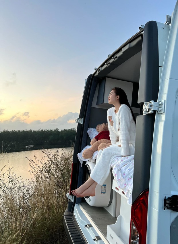 Sau drama đồ pha-ke, Ngọc Trinh nay chơi lớn: Phơi cả núi đồ hiệu lên xế hộp bạc tỷ, ngầm minh chứng điều gì đây? - Ảnh 5. Sau drama đồ pha-ke, Ngọc Trinh nay chơi lớn: Phơi cả núi đồ hiệu lên xế hộp bạc tỷ, ngầm minh chứng điều gì đây? - Ảnh 5.