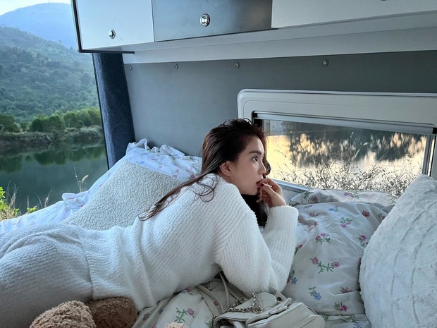 Sau drama đồ pha-ke, Ngọc Trinh nay chơi lớn: Phơi cả núi đồ hiệu lên xế hộp bạc tỷ, ngầm minh chứng điều gì đây? - Ảnh 6. Sau drama đồ pha-ke, Ngọc Trinh nay chơi lớn: Phơi cả núi đồ hiệu lên xế hộp bạc tỷ, ngầm minh chứng điều gì đây? - Ảnh 6.