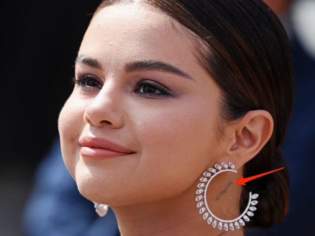 Selena Gomez tự khui ý nghĩa hình xăm thứ 16, ngầm xác nhận mối quan hệ với Cara Delevingne? - Ảnh 4. Selena Gomez tự khui ý nghĩa hình xăm thứ 16, ngầm xác nhận mối quan hệ với Cara Delevingne? - Ảnh 4.