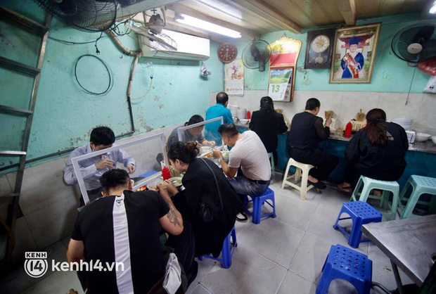 Chuyên gia: Hà Nội nên xem xét cho cửa hàng ăn uống mở cửa tại chỗ trở lại - Ảnh 3. Chuyên gia: Hà Nội nên xem xét cho cửa hàng ăn uống mở cửa tại chỗ trở lại - Ảnh 3.