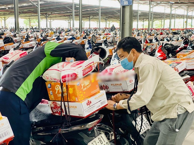 Phỏng vấn NÓNG lãnh đạo công ty nhà người ta khi trao 18.000 phần quà ấm áp: Dịch bệnh khó khăn, chúng tôi mong người lao động có cái Tết trọn vẹn - Ảnh 2. Phỏng vấn NÓNG lãnh đạo công ty nhà người ta khi trao 18.000 phần quà ấm áp: Dịch bệnh khó khăn, chúng tôi mong người lao động có cái Tết trọn vẹn - Ảnh 2.