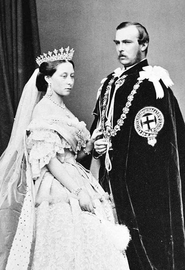 Chiếc vương miện đáng sợ mà có cho Meghan Markle cũng chẳng dám động vào, Công nương Kate và Nữ hoàng tuyệt nhiên không lại gần - Ảnh 4.
