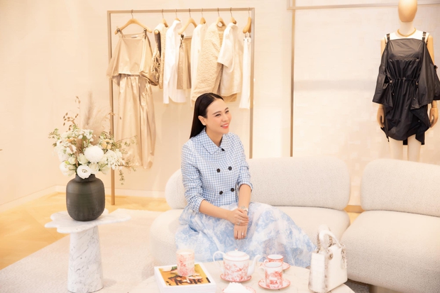 Phu nhân hào môn Đàm Thu Trang phủ đồ hiệu từ đầu đến chân, chồng đại gia vào nói 1 câu nghe mát lòng! - Ảnh 6. Phu nhân hào môn Đàm Thu Trang phủ đồ hiệu từ đầu đến chân, chồng đại gia vào nói 1 câu nghe mát lòng! - Ảnh 6.