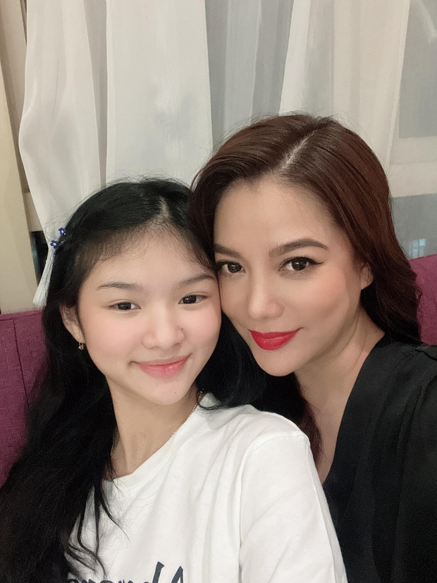 Trương Ngọc Ánh hội ngộ con gái sau nửa năm xa cách, nhan sắc mộc 100% của bé gây sốt! - Ảnh 3. Trương Ngọc Ánh hội ngộ con gái sau nửa năm xa cách, nhan sắc mộc 100% của bé gây sốt! - Ảnh 3.